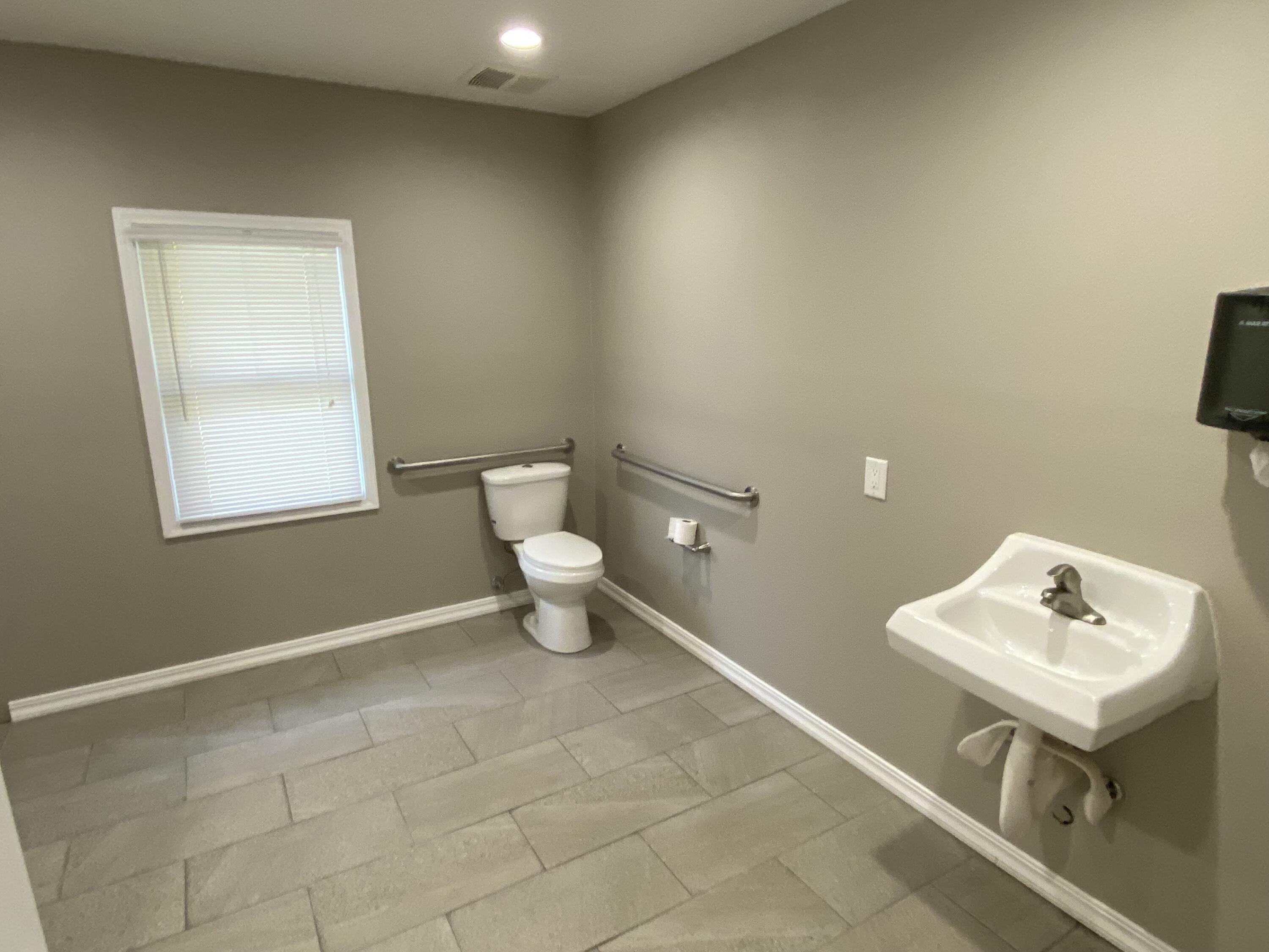 947 W Kern Ave, Tulare, CA 93274