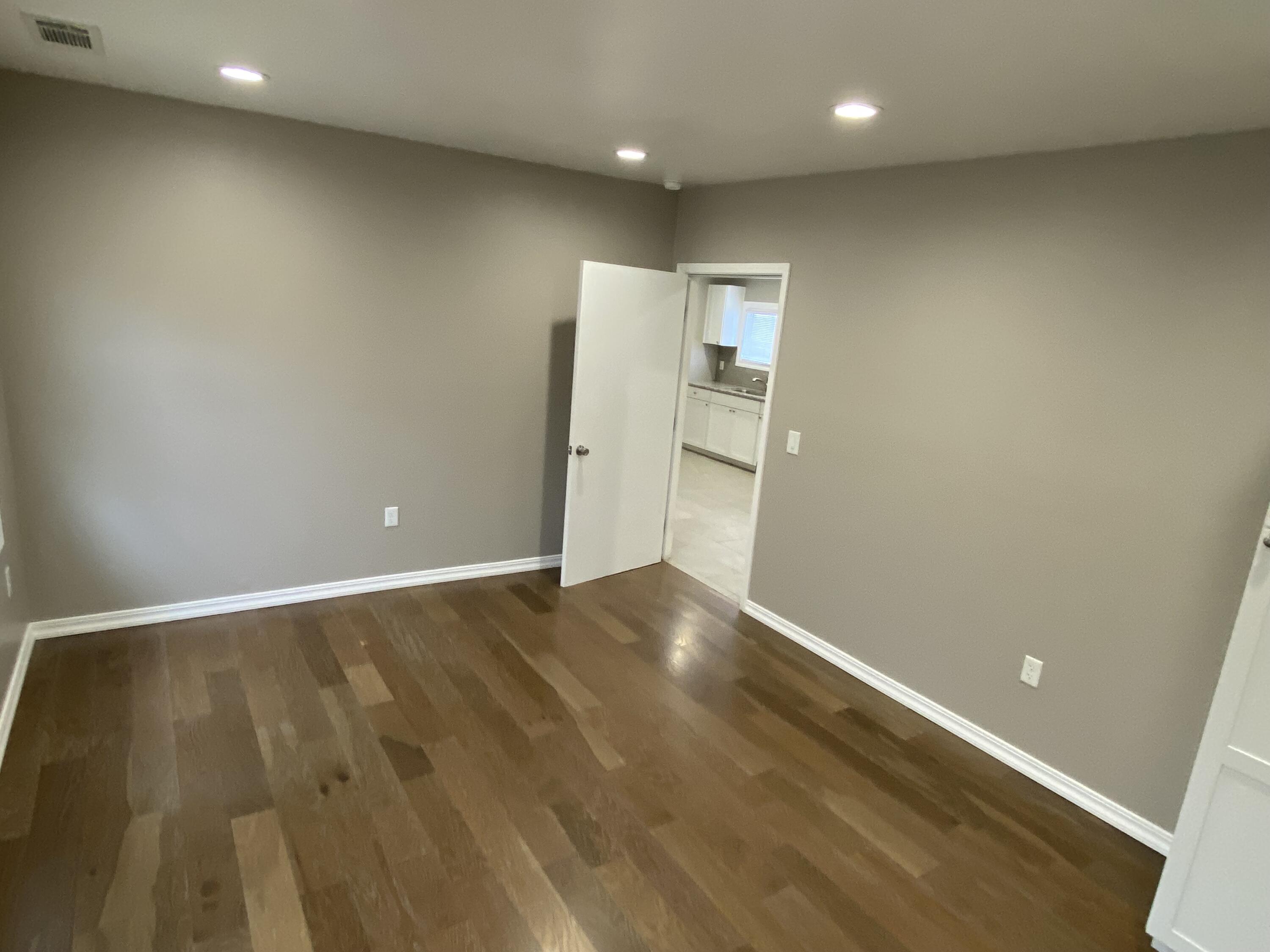 947 W Kern Ave, Tulare, CA 93274