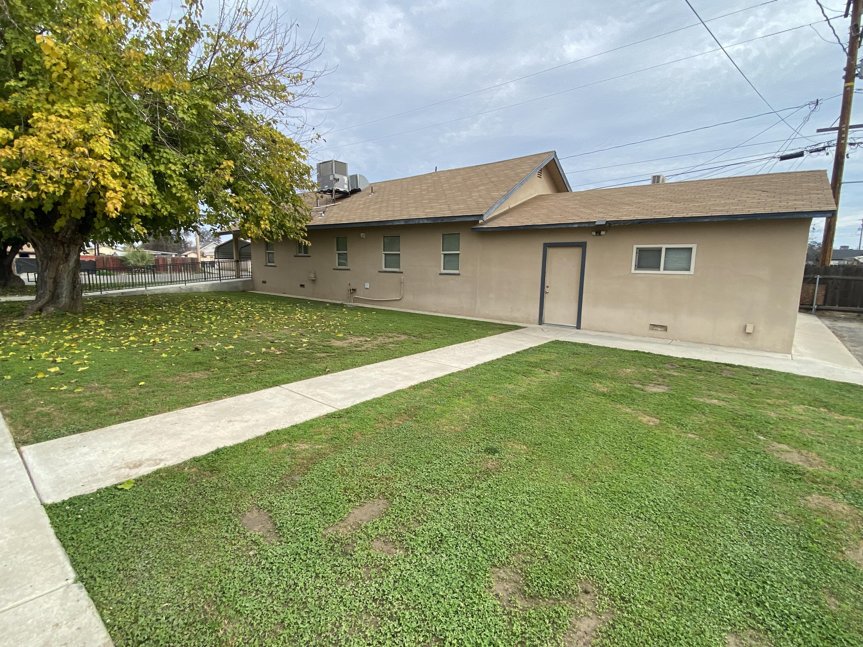 947 W Kern Ave, Tulare, CA 93274
