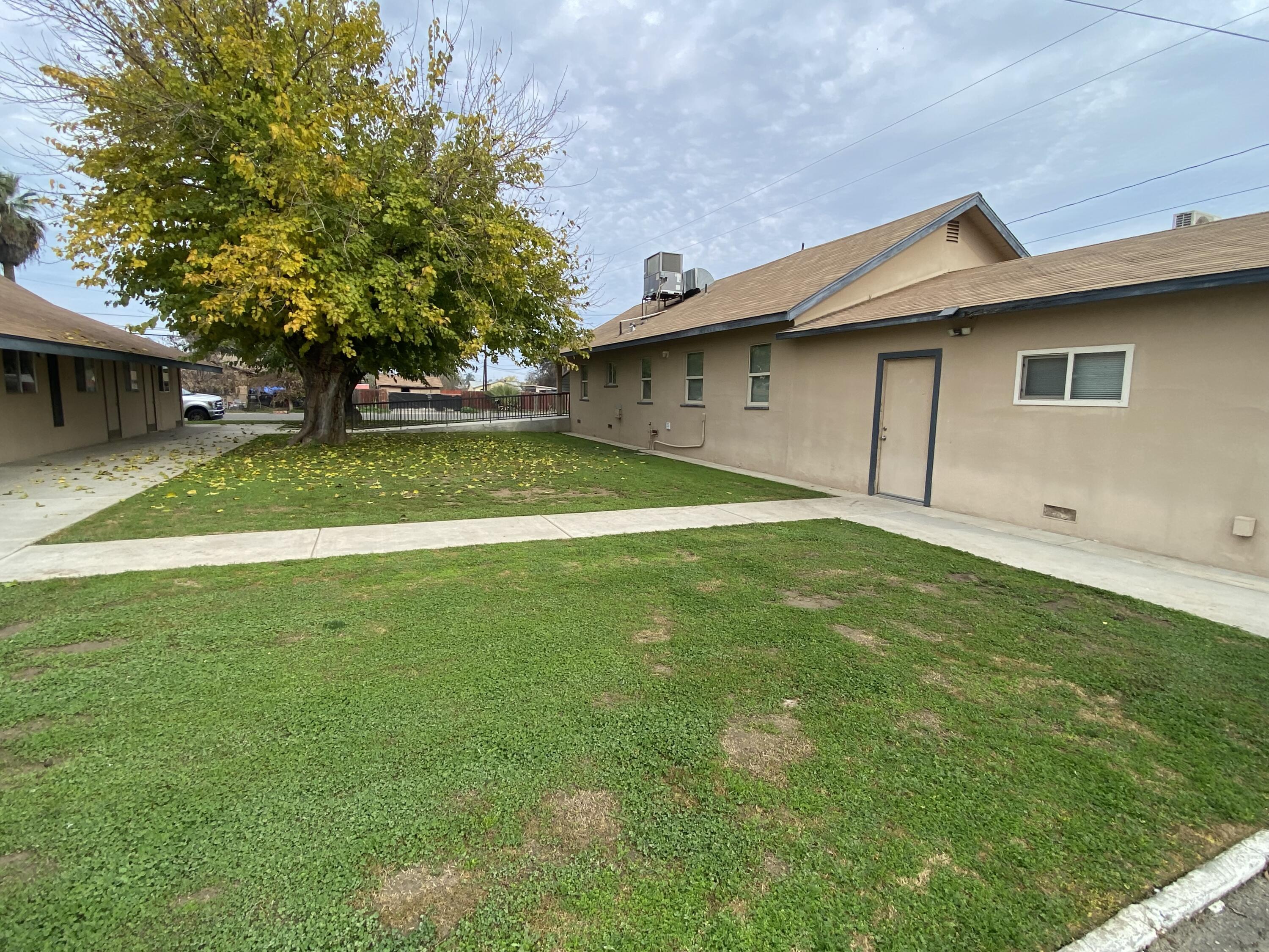 947 W Kern Ave, Tulare, CA 93274
