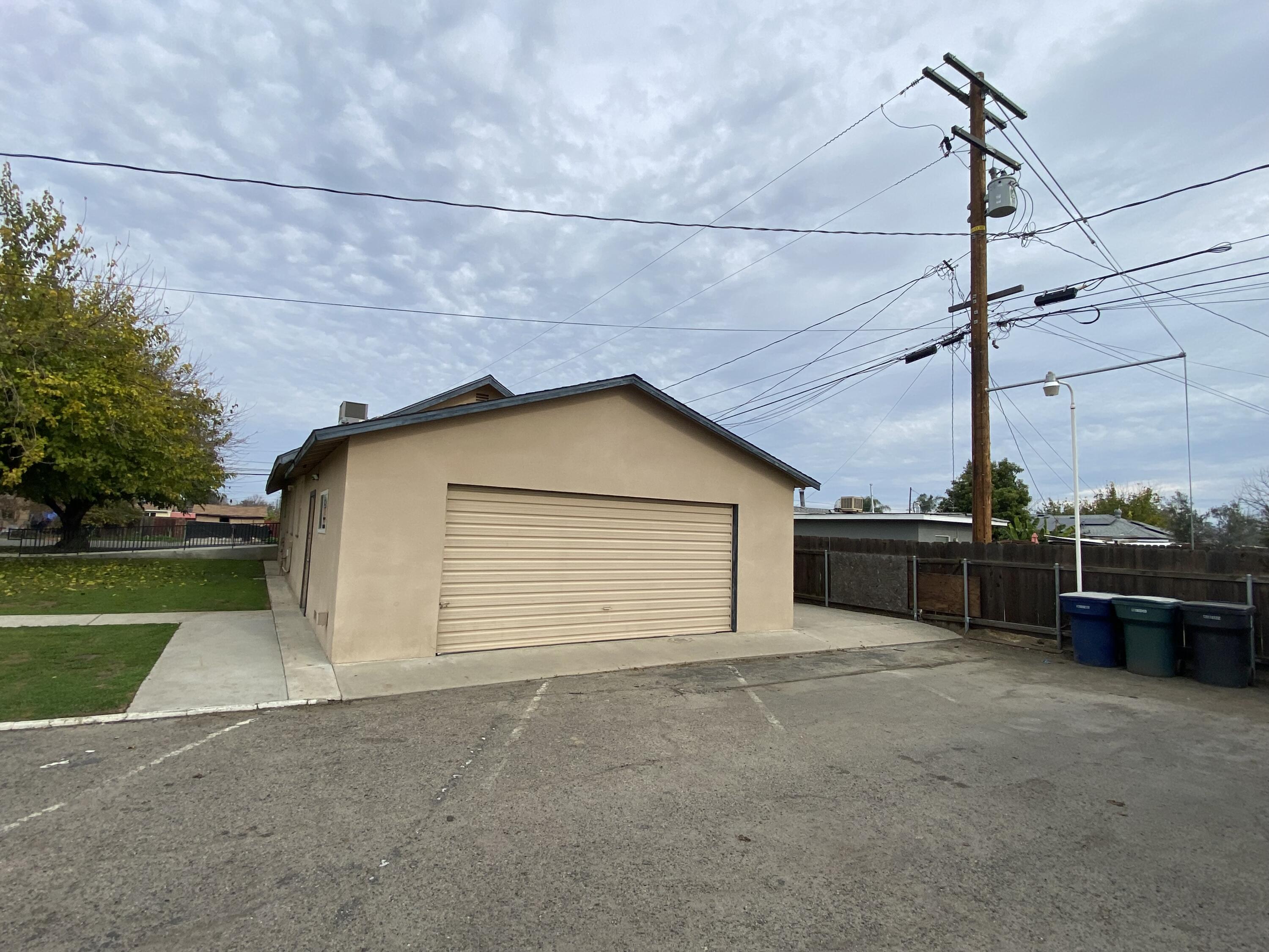 947 W Kern Ave, Tulare, CA 93274
