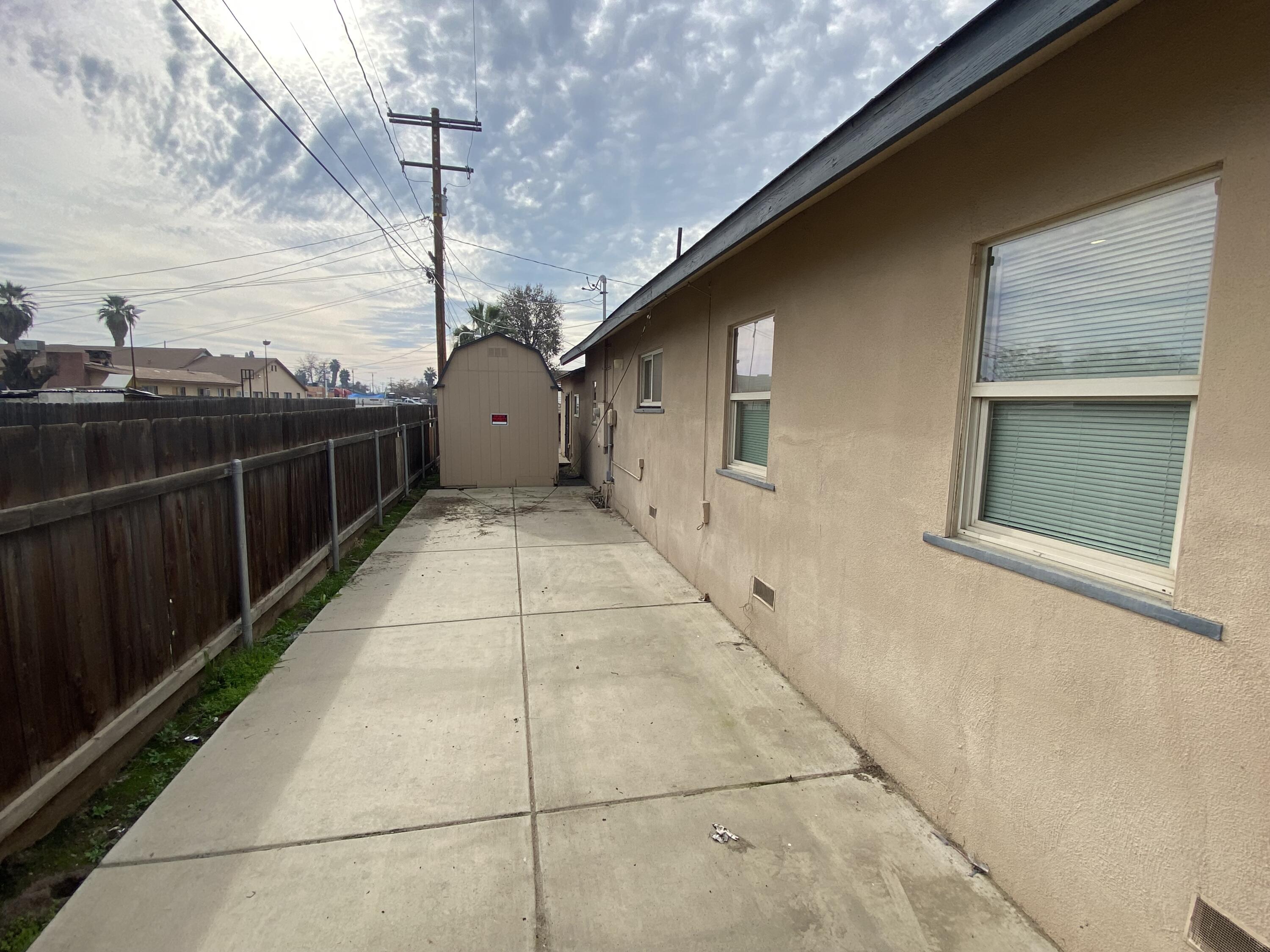 947 W Kern Ave, Tulare, CA 93274