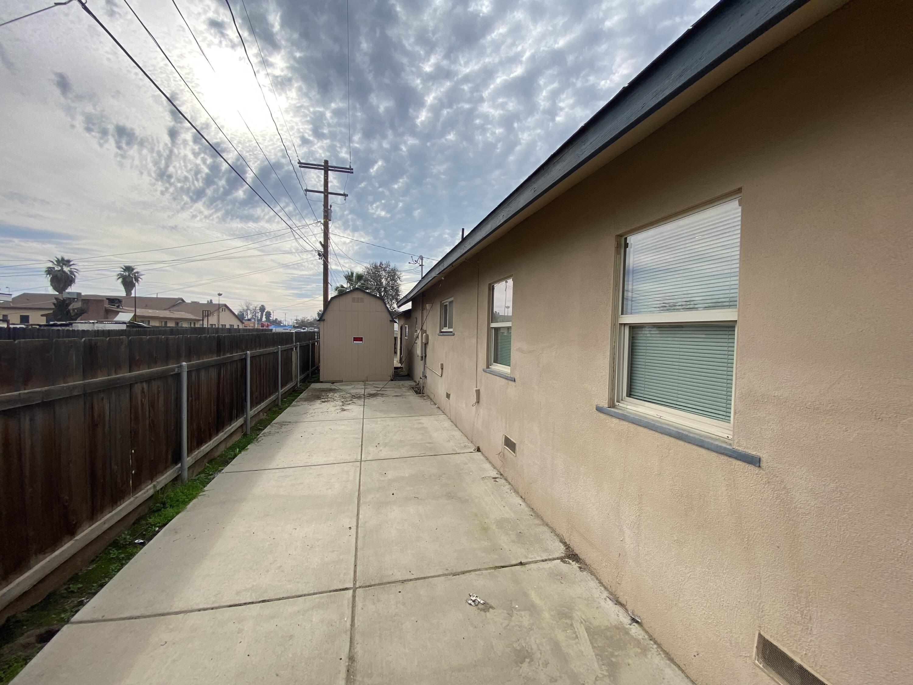 947 W Kern Ave, Tulare, CA 93274