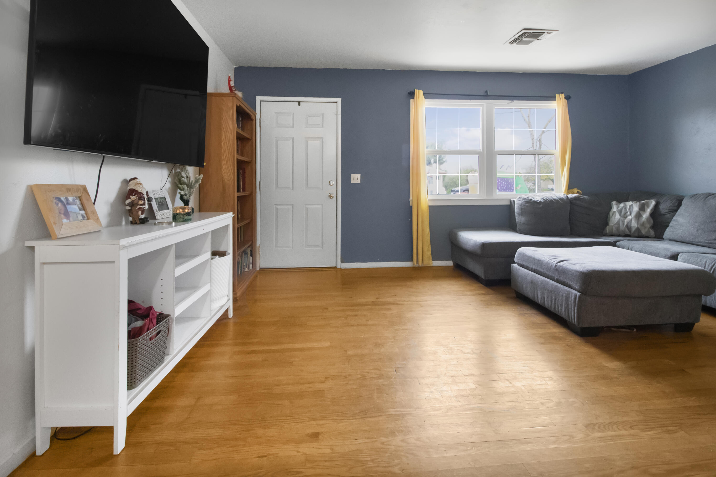 811 E Myrtle St, Hanford, CA 93230