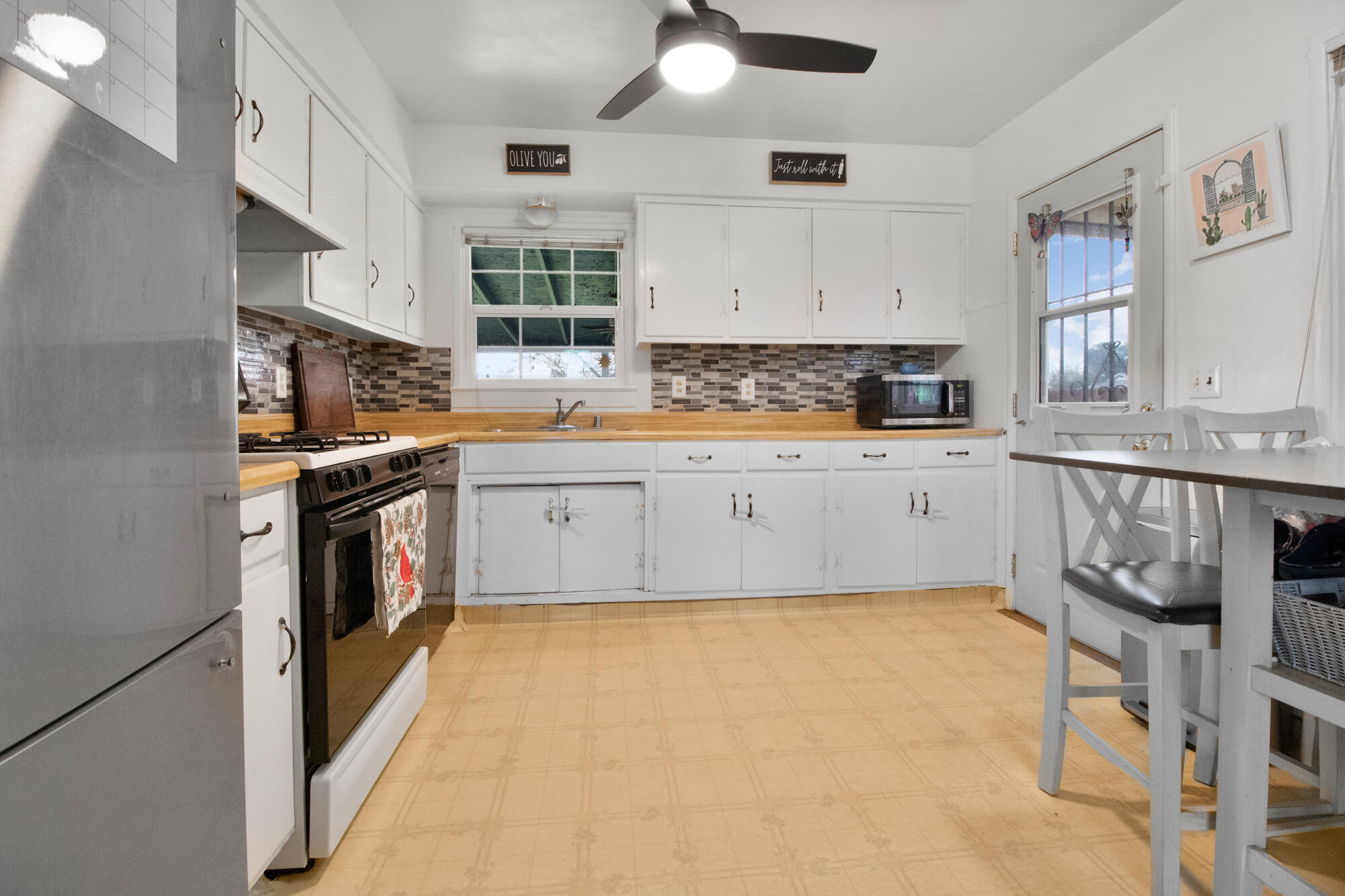 811 E Myrtle St, Hanford, CA 93230