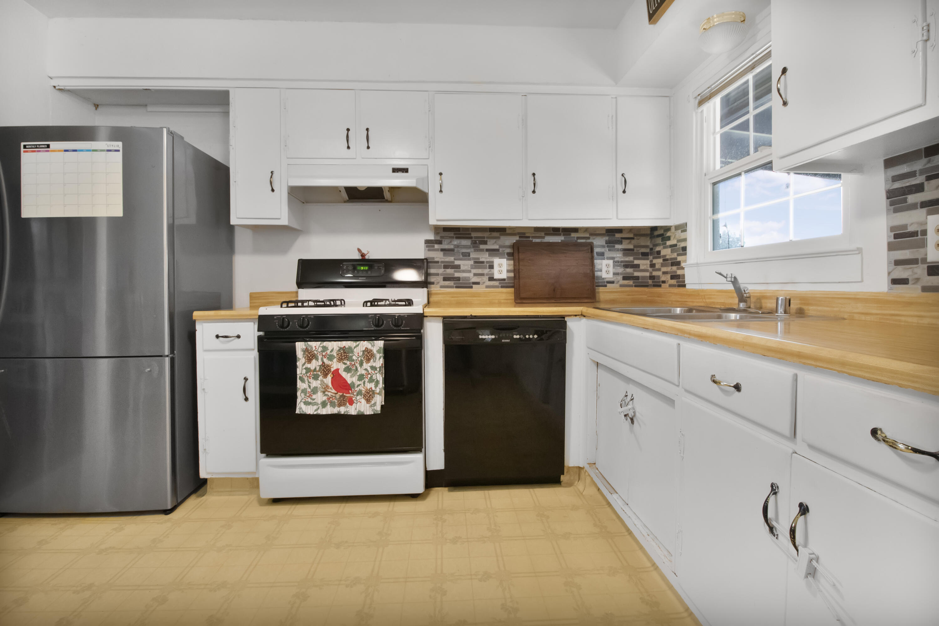 811 E Myrtle St, Hanford, CA 93230