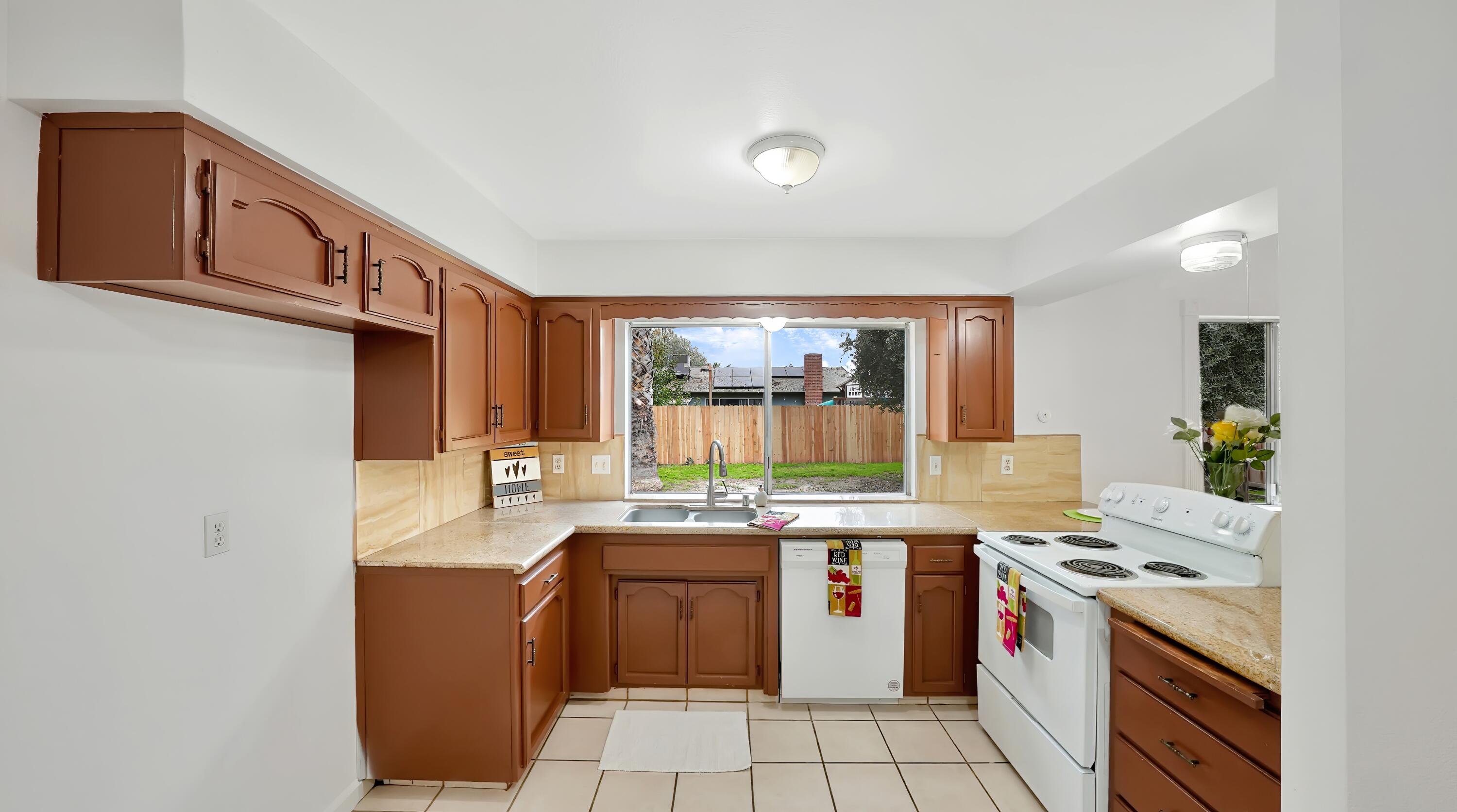 2915 S Conyer St, Visalia, CA 93277