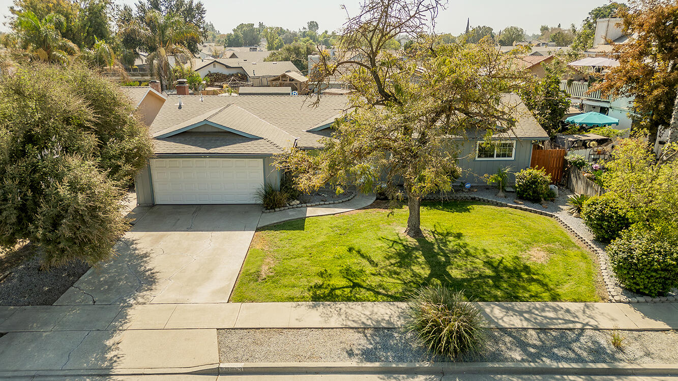 1093 Raymond Rd, Hanford, CA 93230