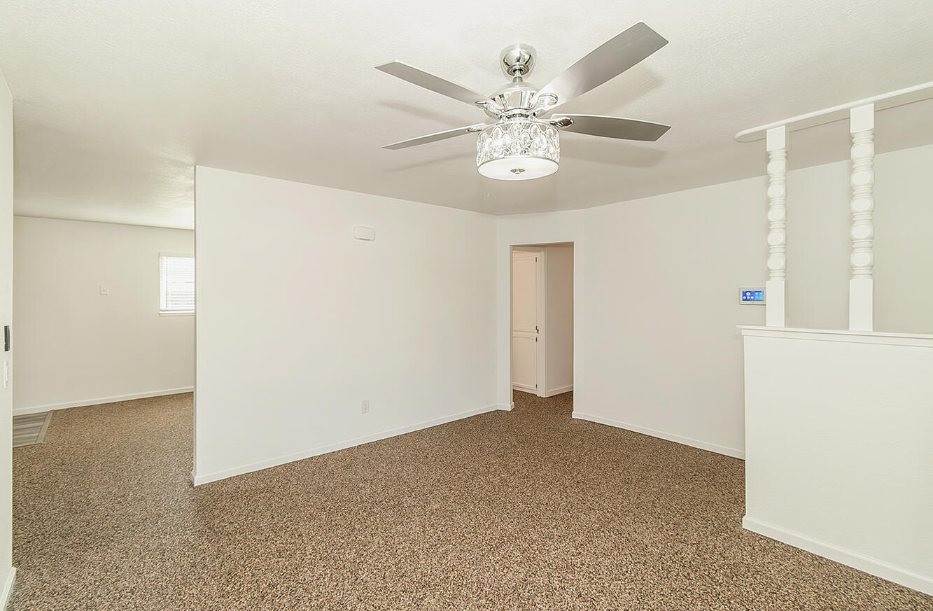 1093 Raymond Rd, Hanford, CA 93230