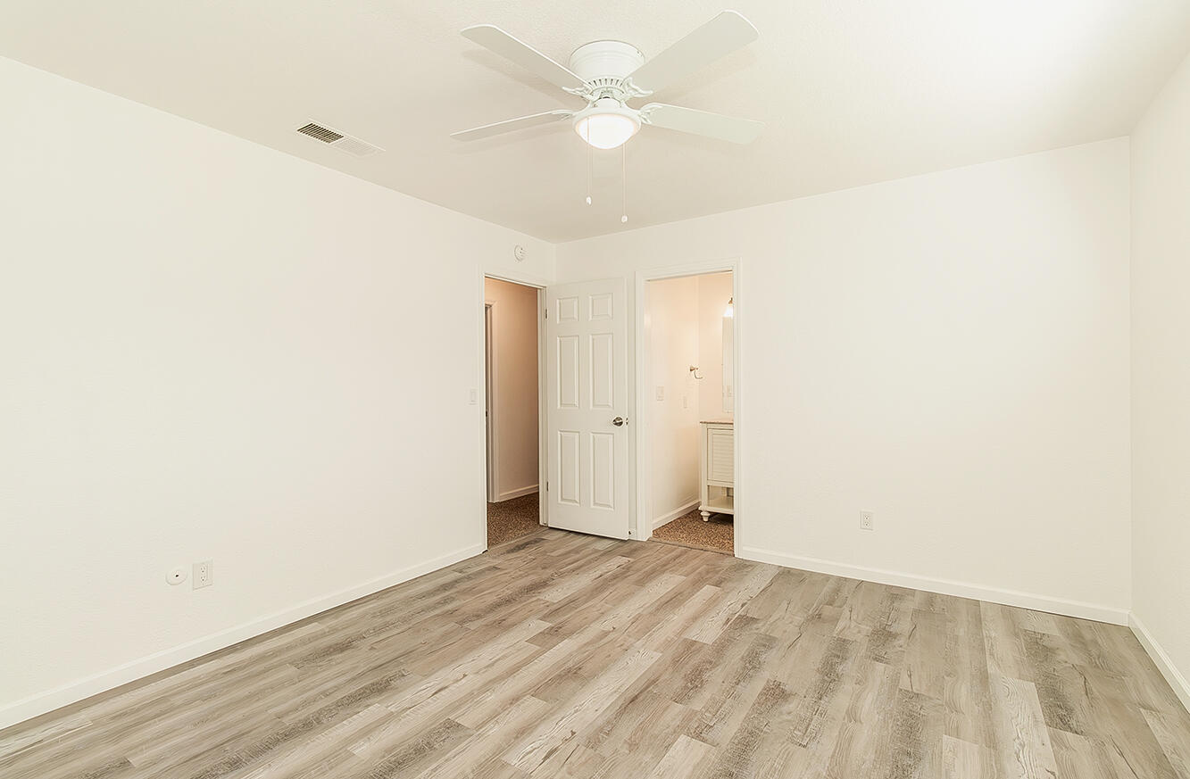 1093 Raymond Rd, Hanford, CA 93230