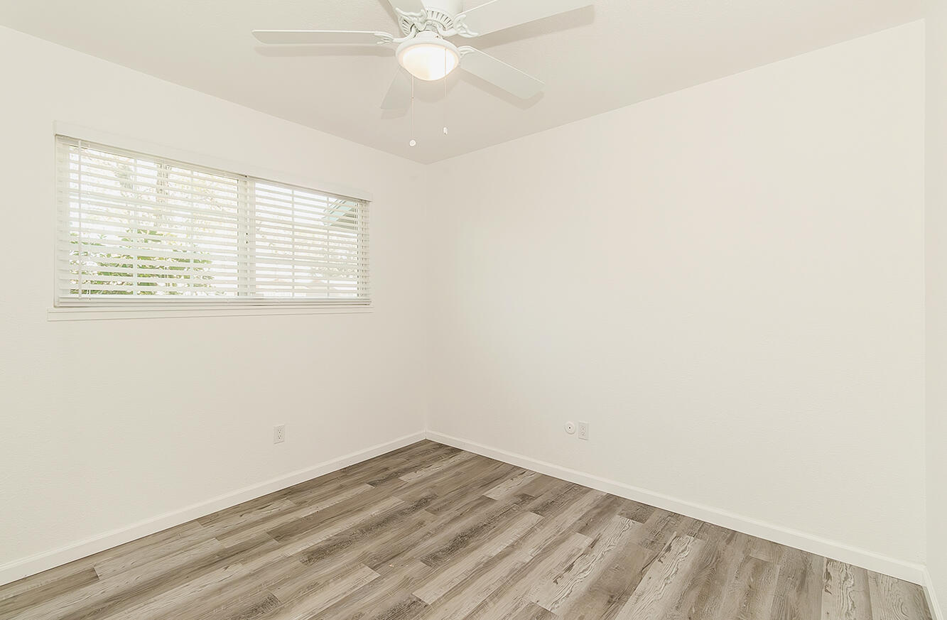 1093 Raymond Rd, Hanford, CA 93230