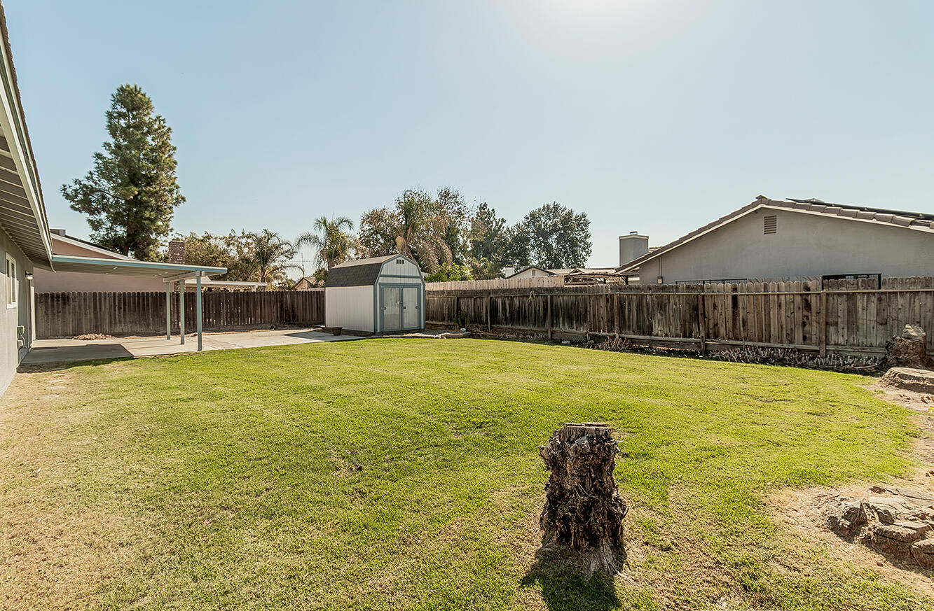 1093 Raymond Rd, Hanford, CA 93230