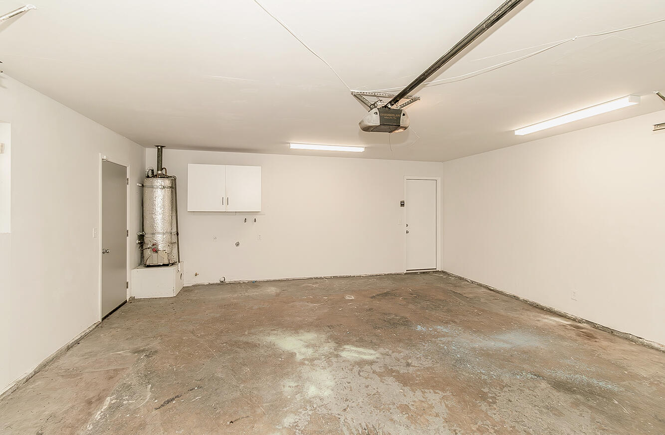 1093 Raymond Rd, Hanford, CA 93230