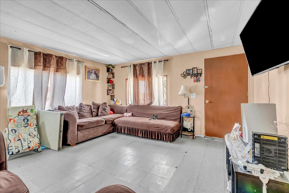 681 S Market Rd, Earlimart, CA 93219