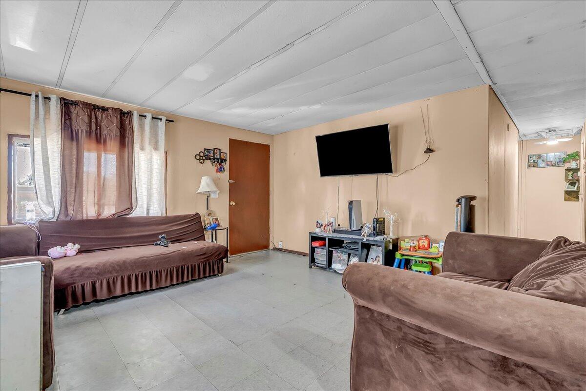 681 S Market Rd, Earlimart, CA 93219