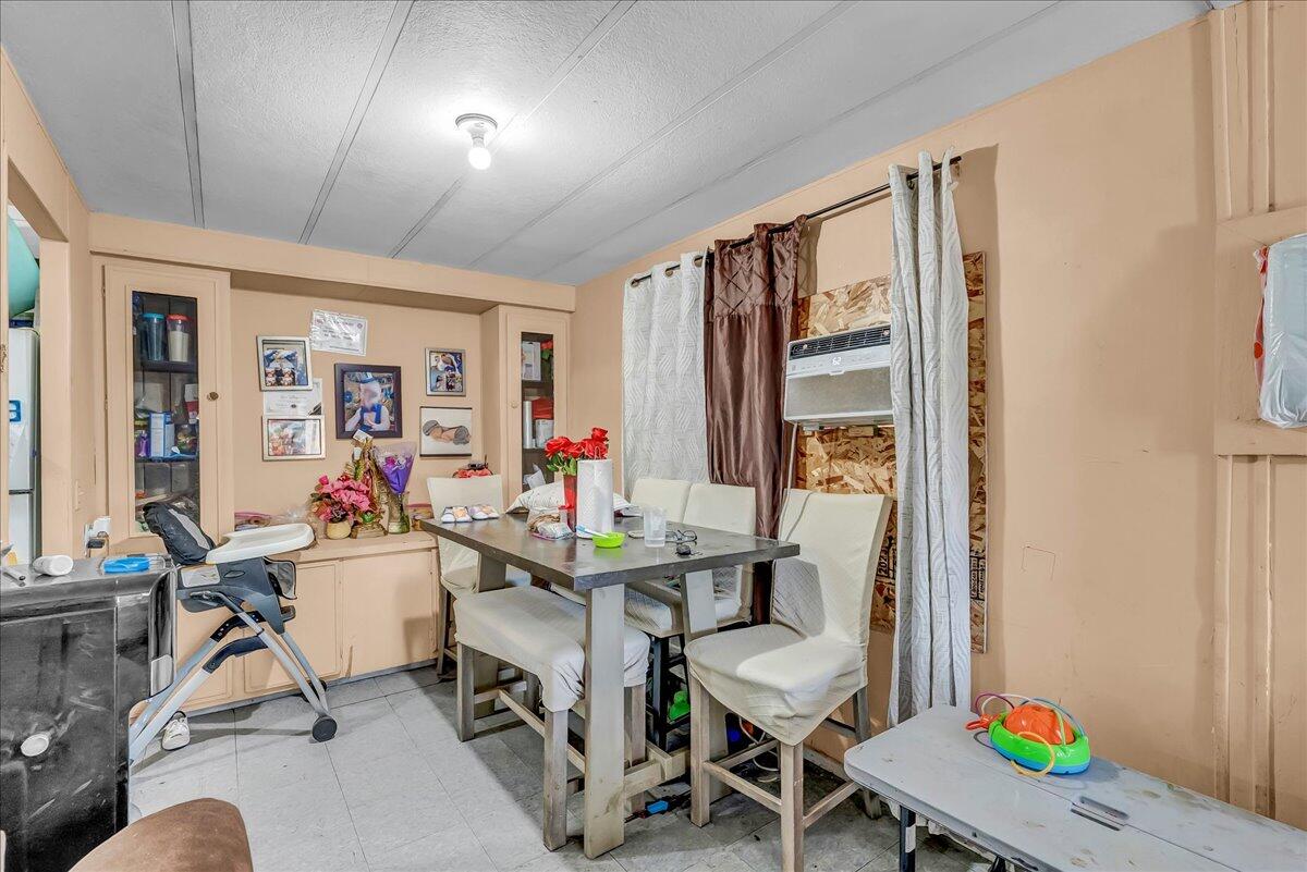 681 S Market Rd, Earlimart, CA 93219