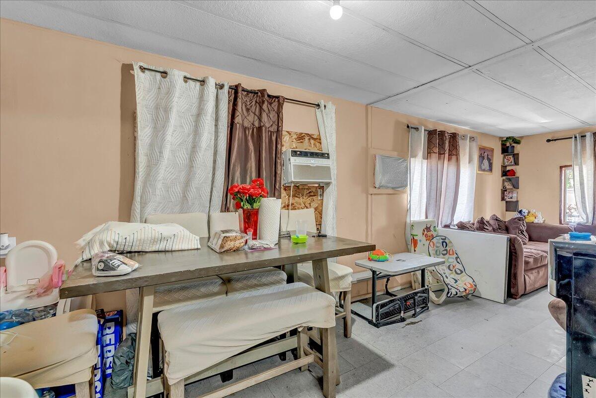 681 S Market Rd, Earlimart, CA 93219