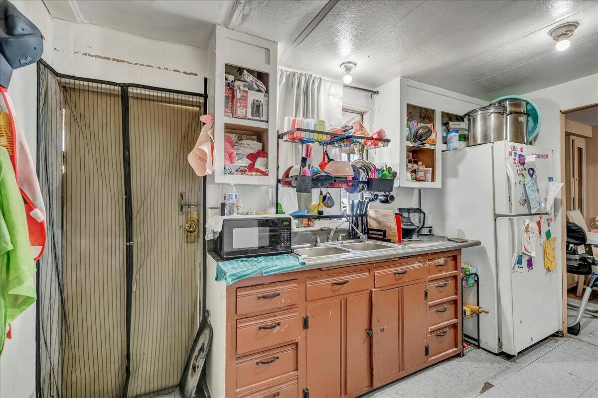 681 S Market Rd, Earlimart, CA 93219