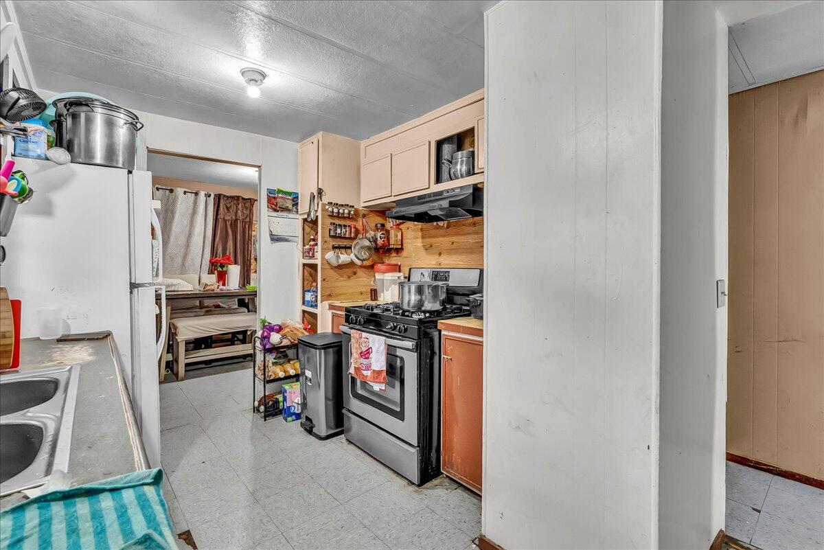 681 S Market Rd, Earlimart, CA 93219