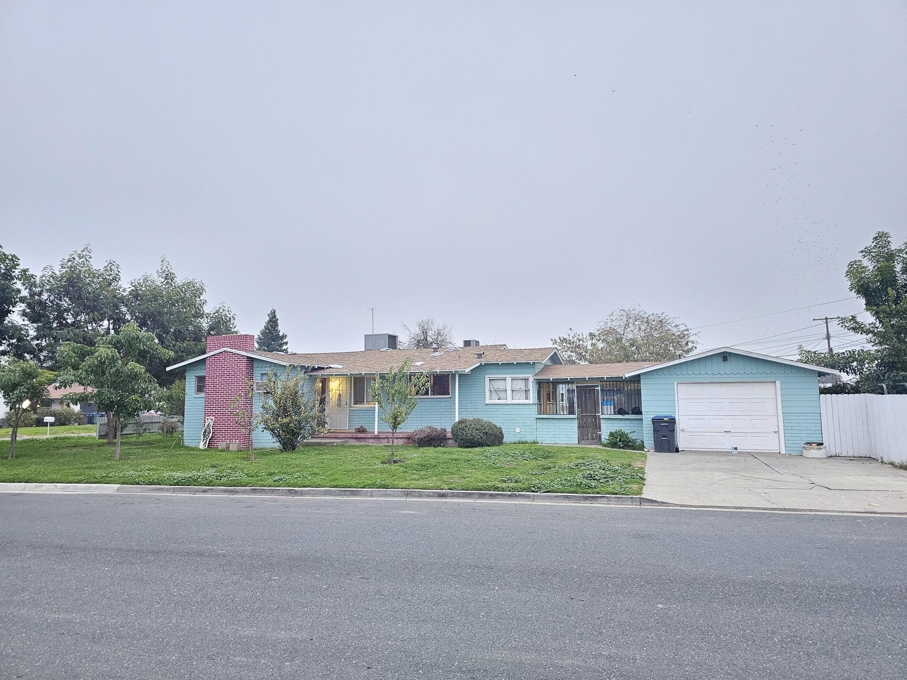563 N O Street St, Tulare, CA 93274