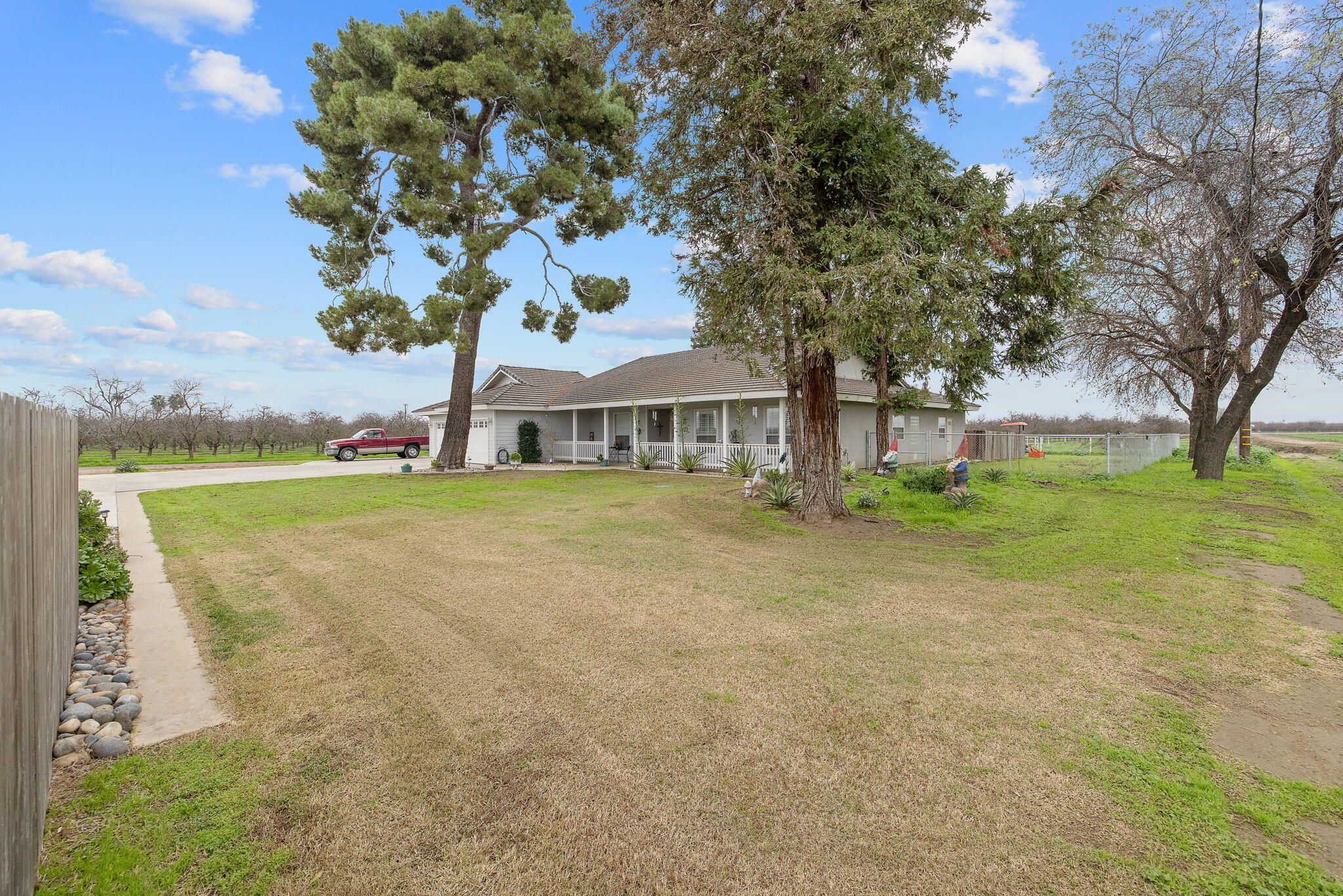 2622 W Prosperity Ave, Tulare, CA 93274