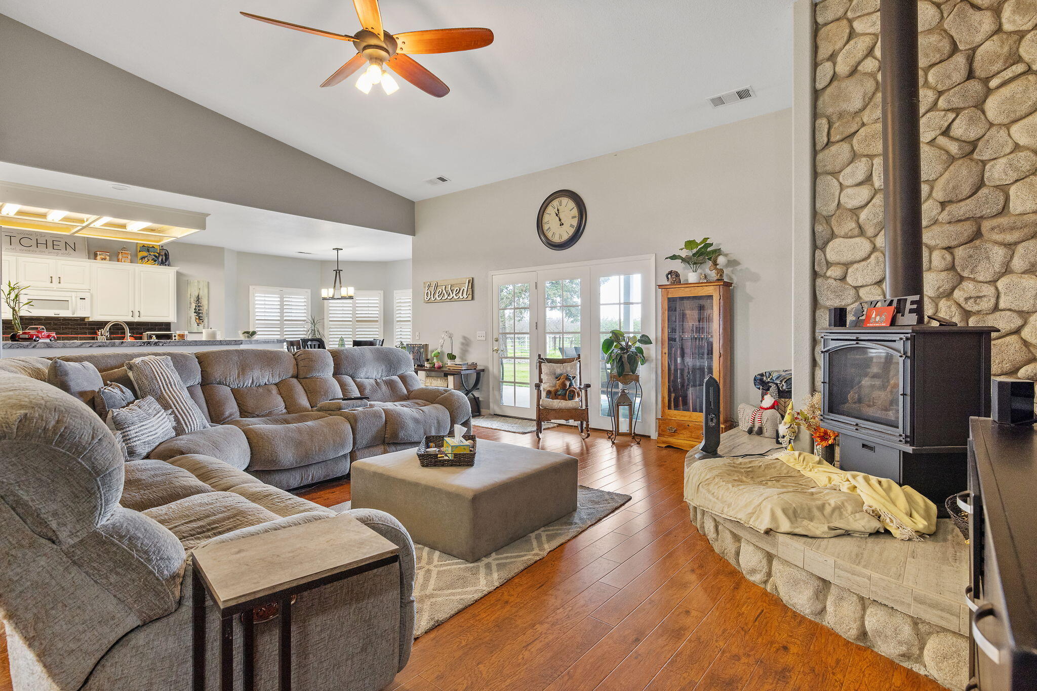 2622 W Prosperity Ave, Tulare, CA 93274