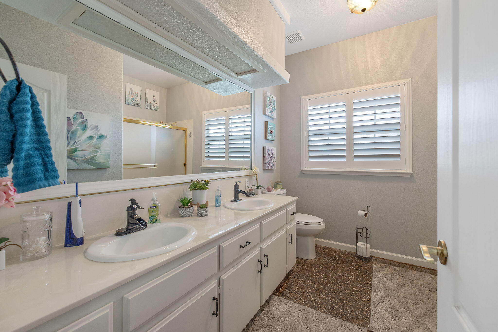 2622 W Prosperity Ave, Tulare, CA 93274