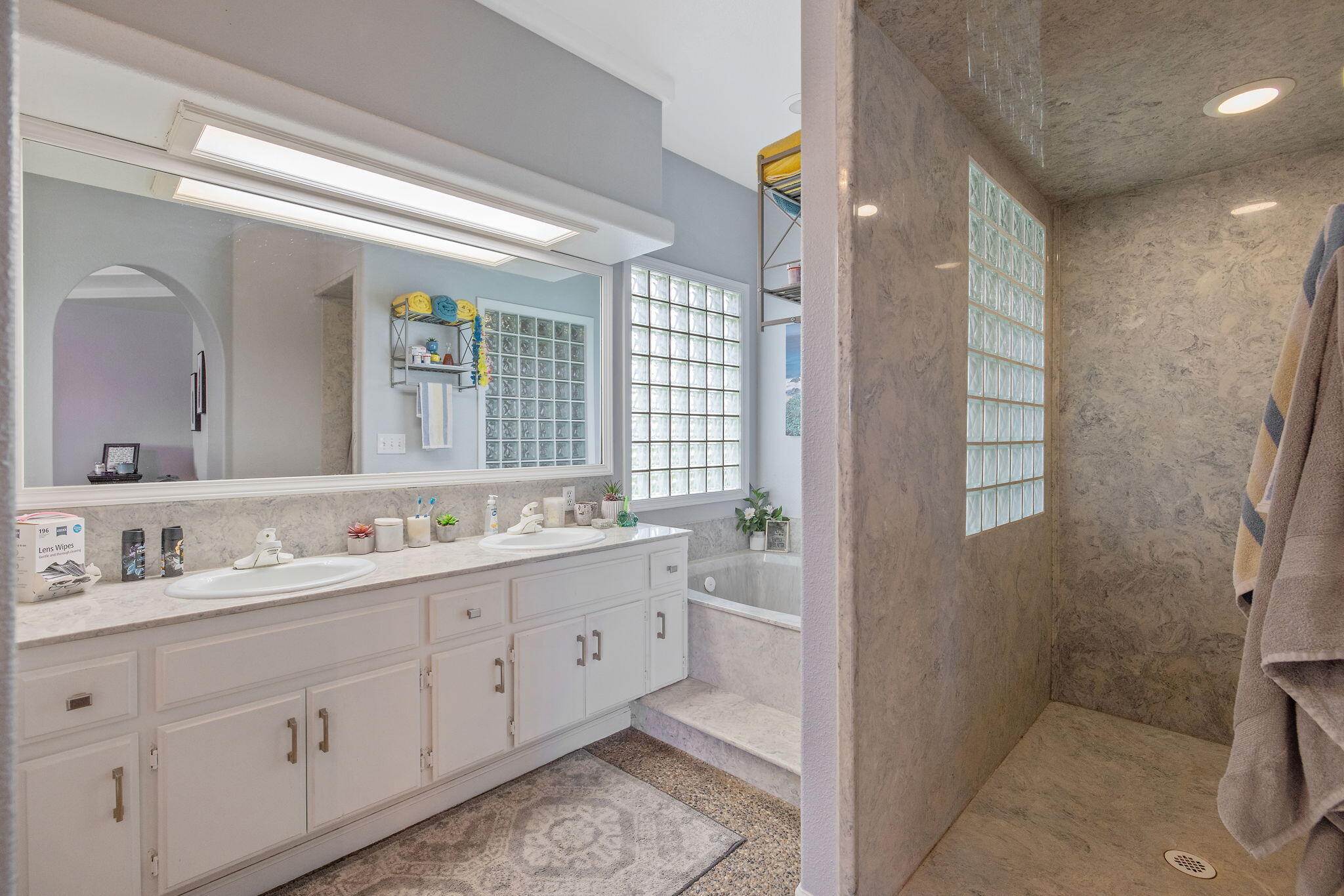 2622 W Prosperity Ave, Tulare, CA 93274