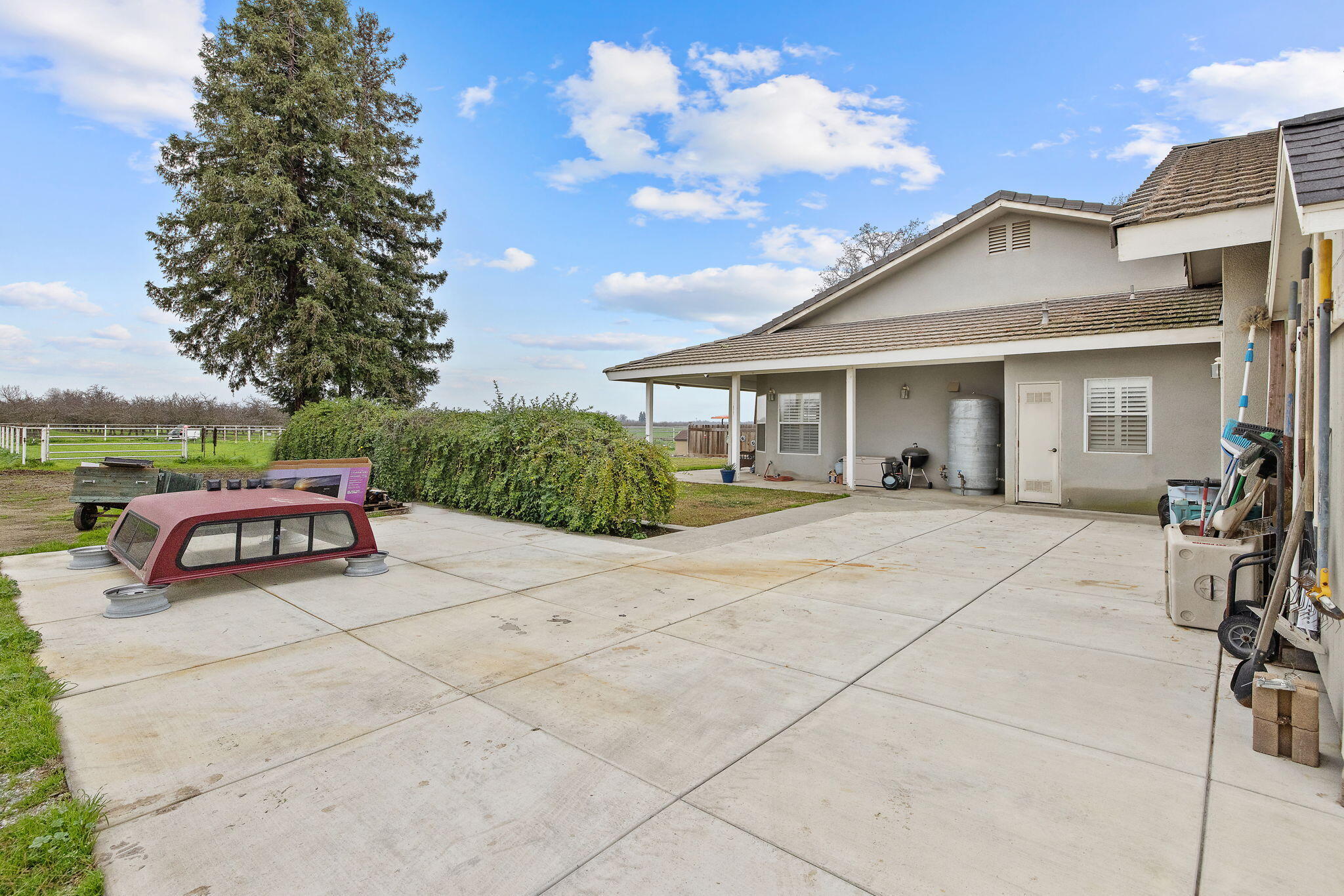 2622 W Prosperity Ave, Tulare, CA 93274