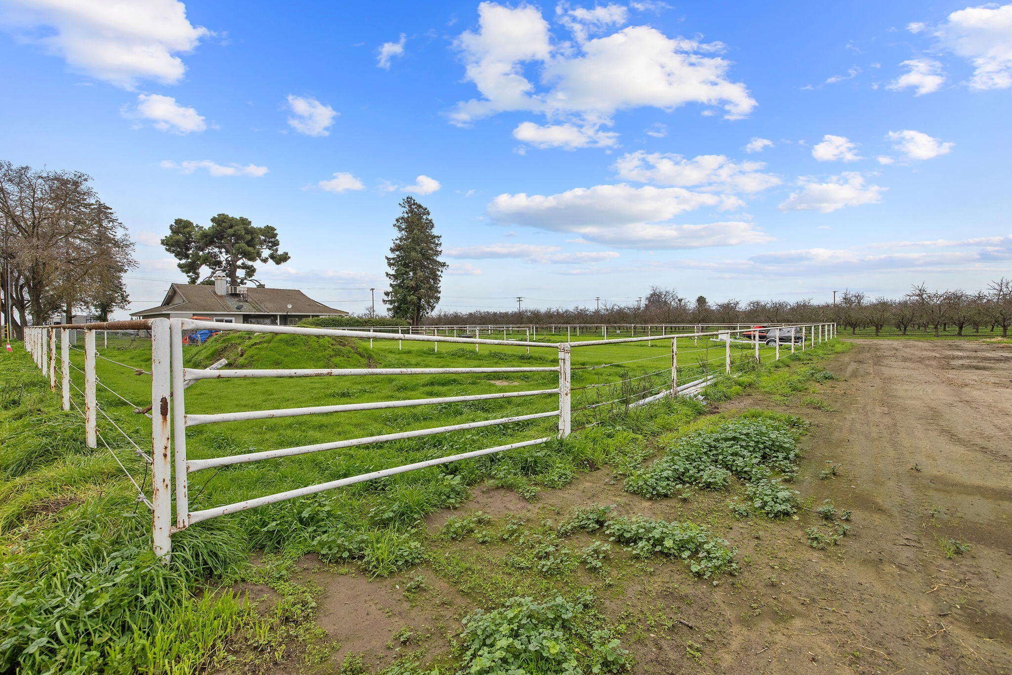 2622 W Prosperity Ave, Tulare, CA 93274