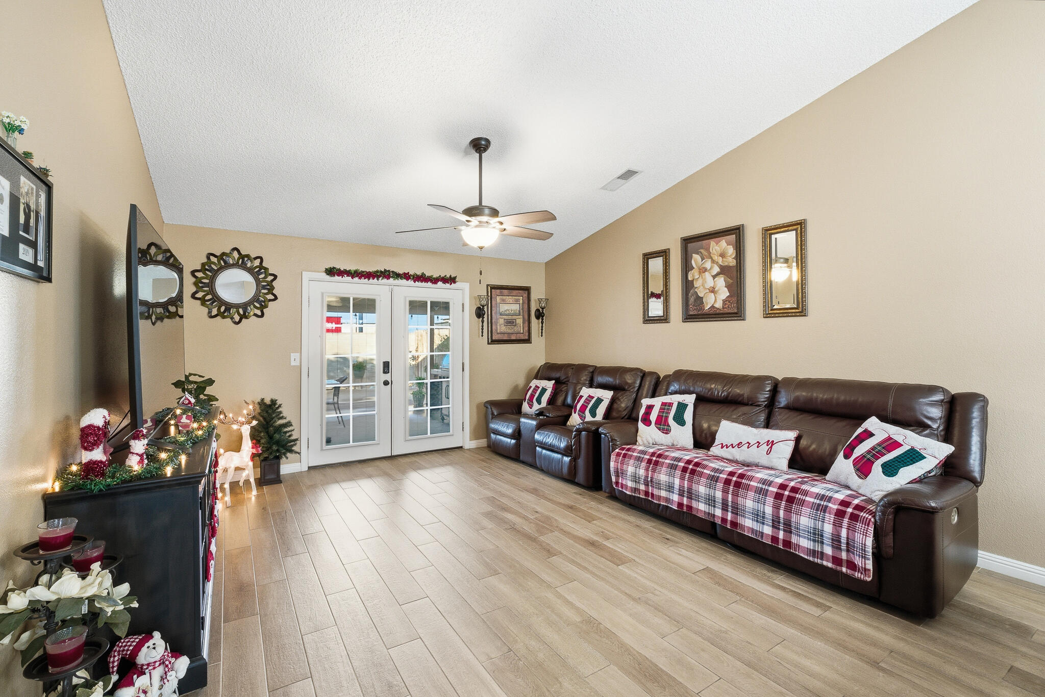 738 W Lark Ct, Visalia, CA 93291