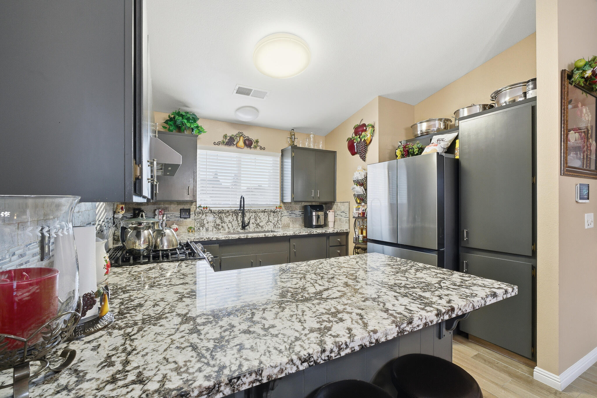 738 W Lark Ct, Visalia, CA 93291