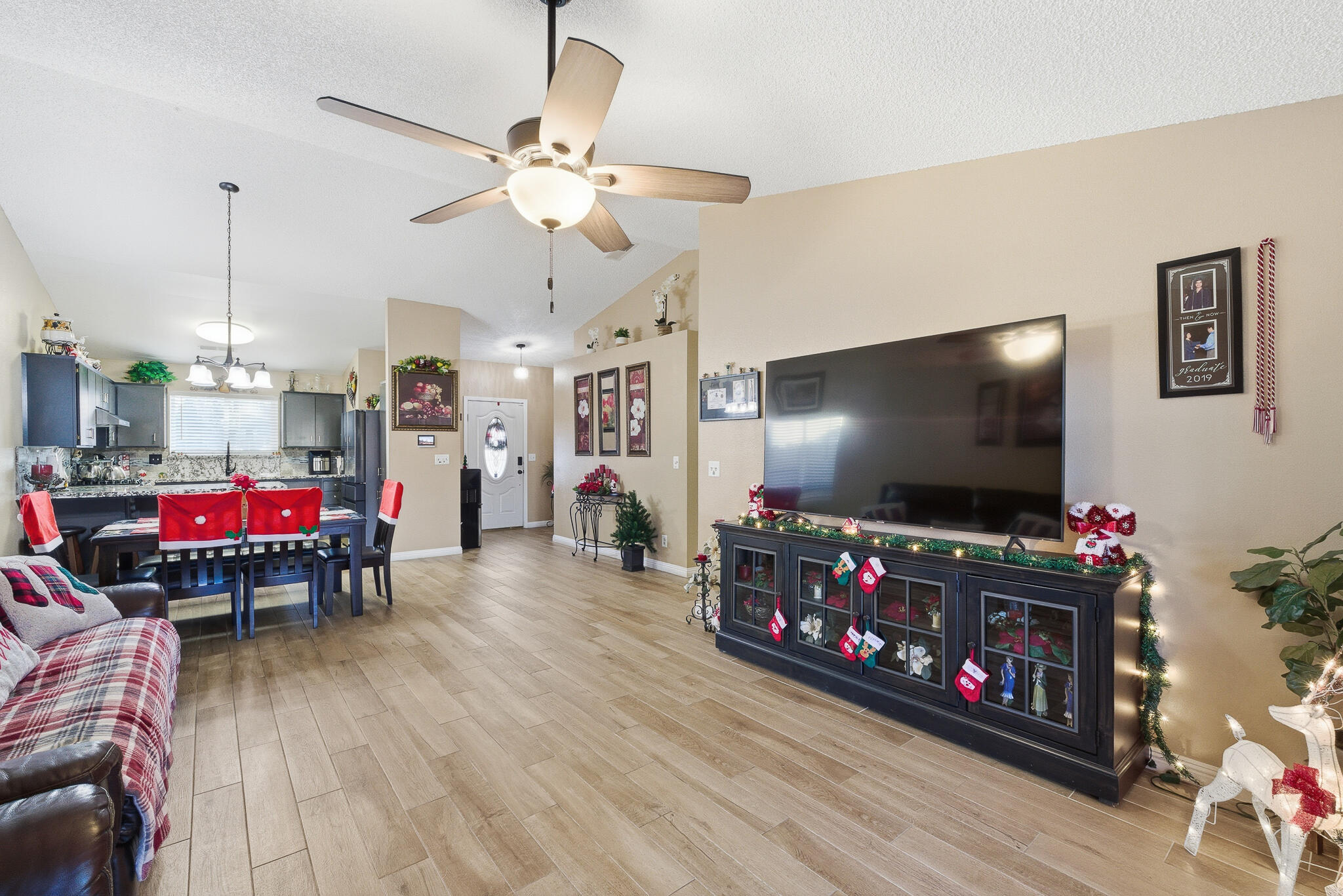 738 W Lark Ct, Visalia, CA 93291