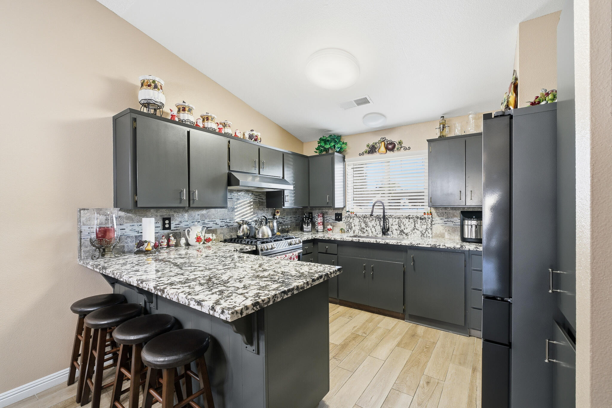 738 W Lark Ct, Visalia, CA 93291