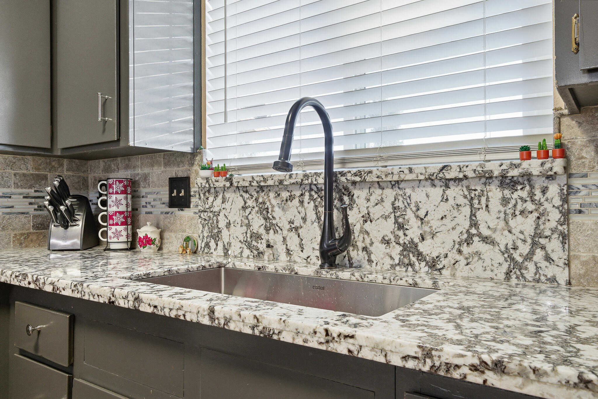 738 W Lark Ct, Visalia, CA 93291