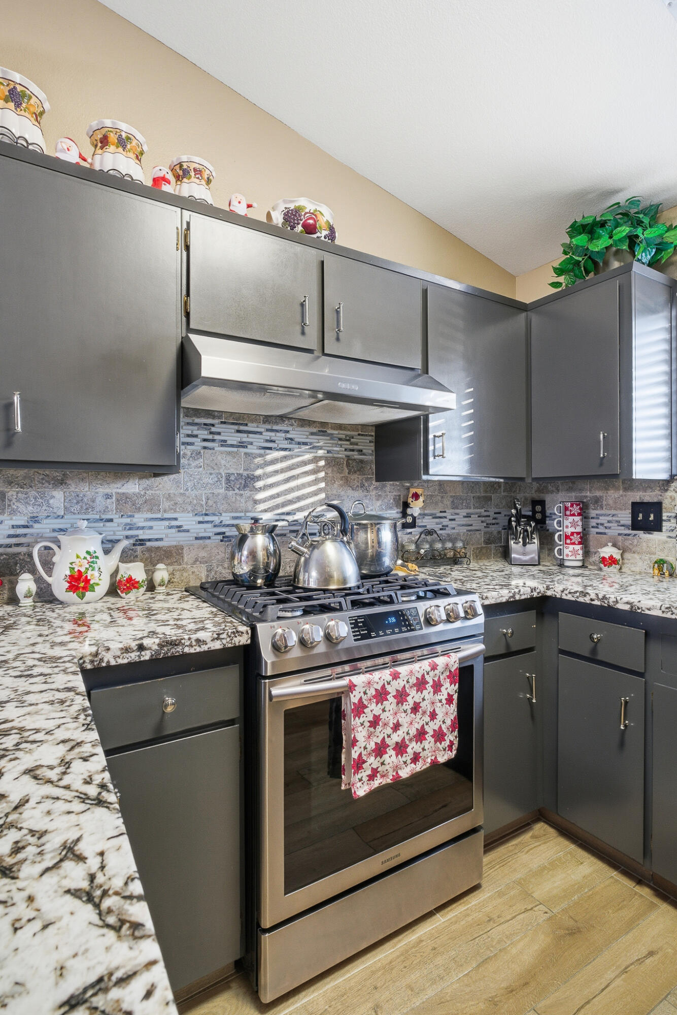 738 W Lark Ct, Visalia, CA 93291