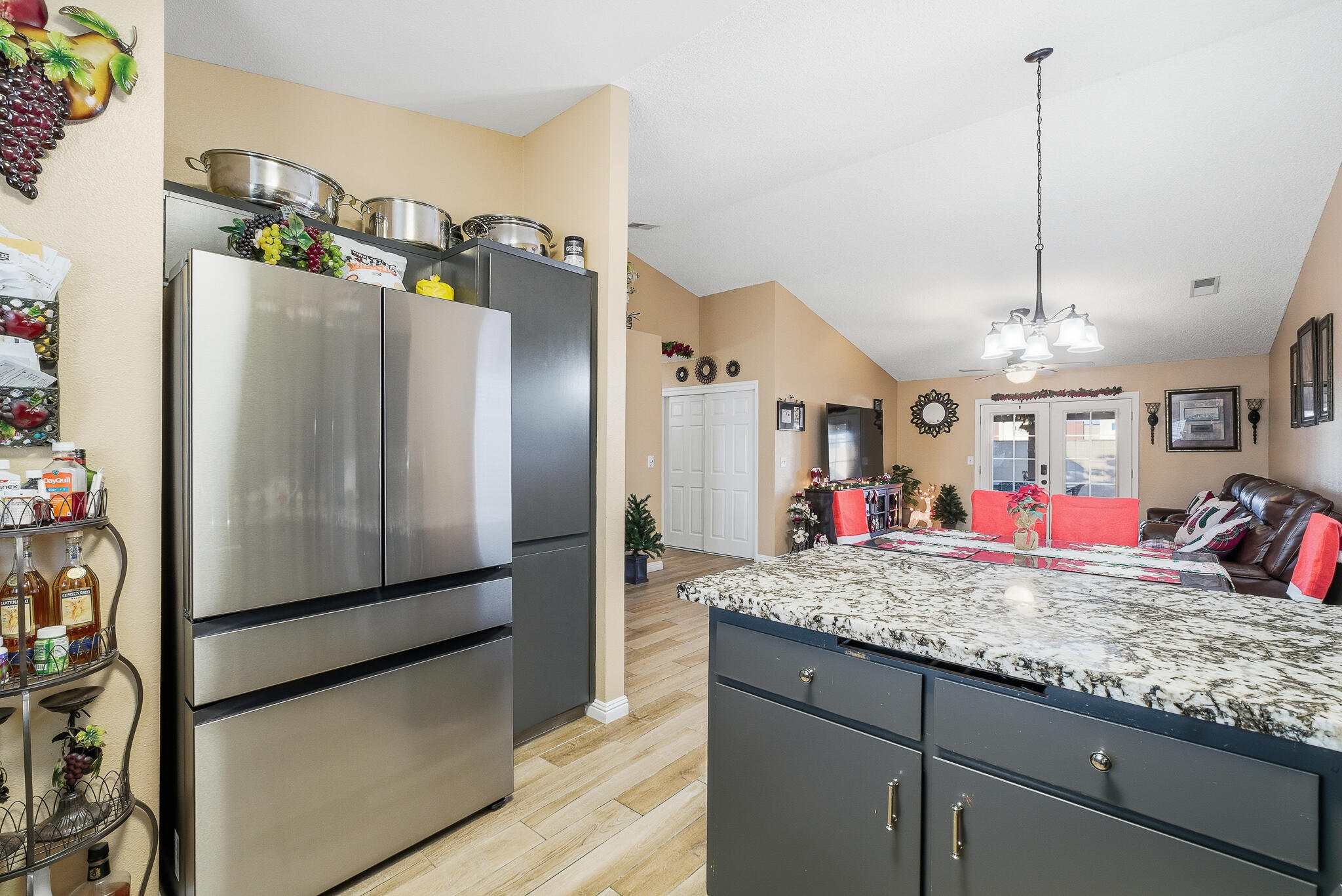 738 W Lark Ct, Visalia, CA 93291