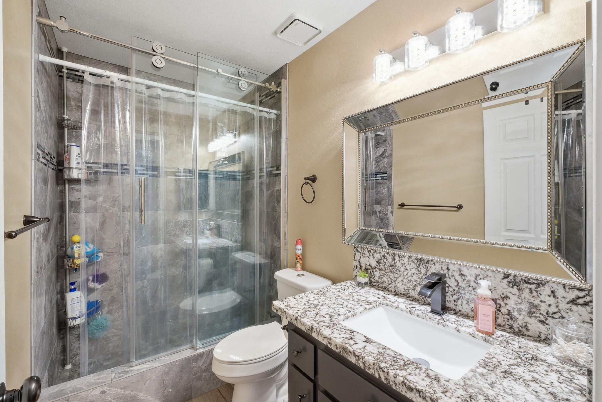 738 W Lark Ct, Visalia, CA 93291