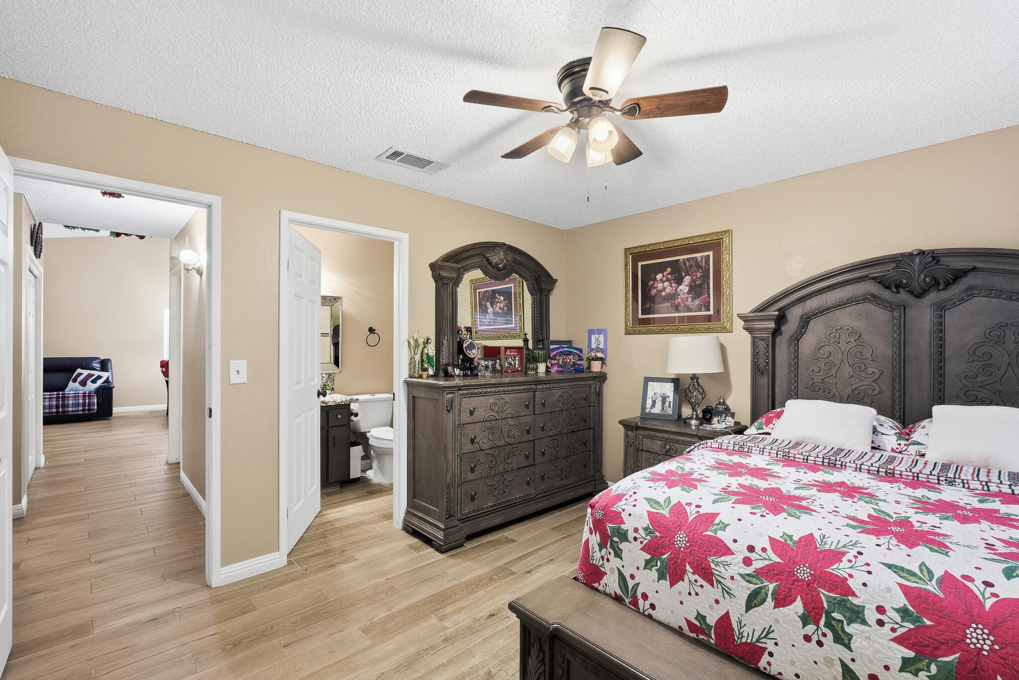 738 W Lark Ct, Visalia, CA 93291