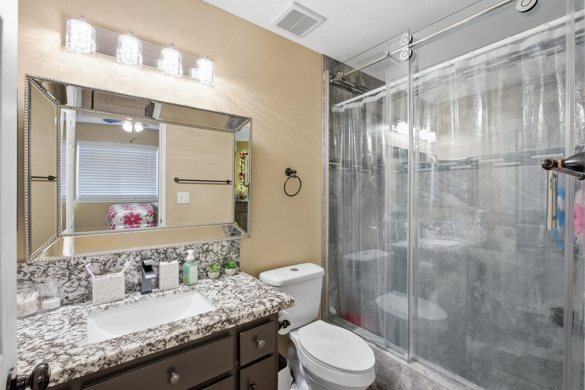 738 W Lark Ct, Visalia, CA 93291