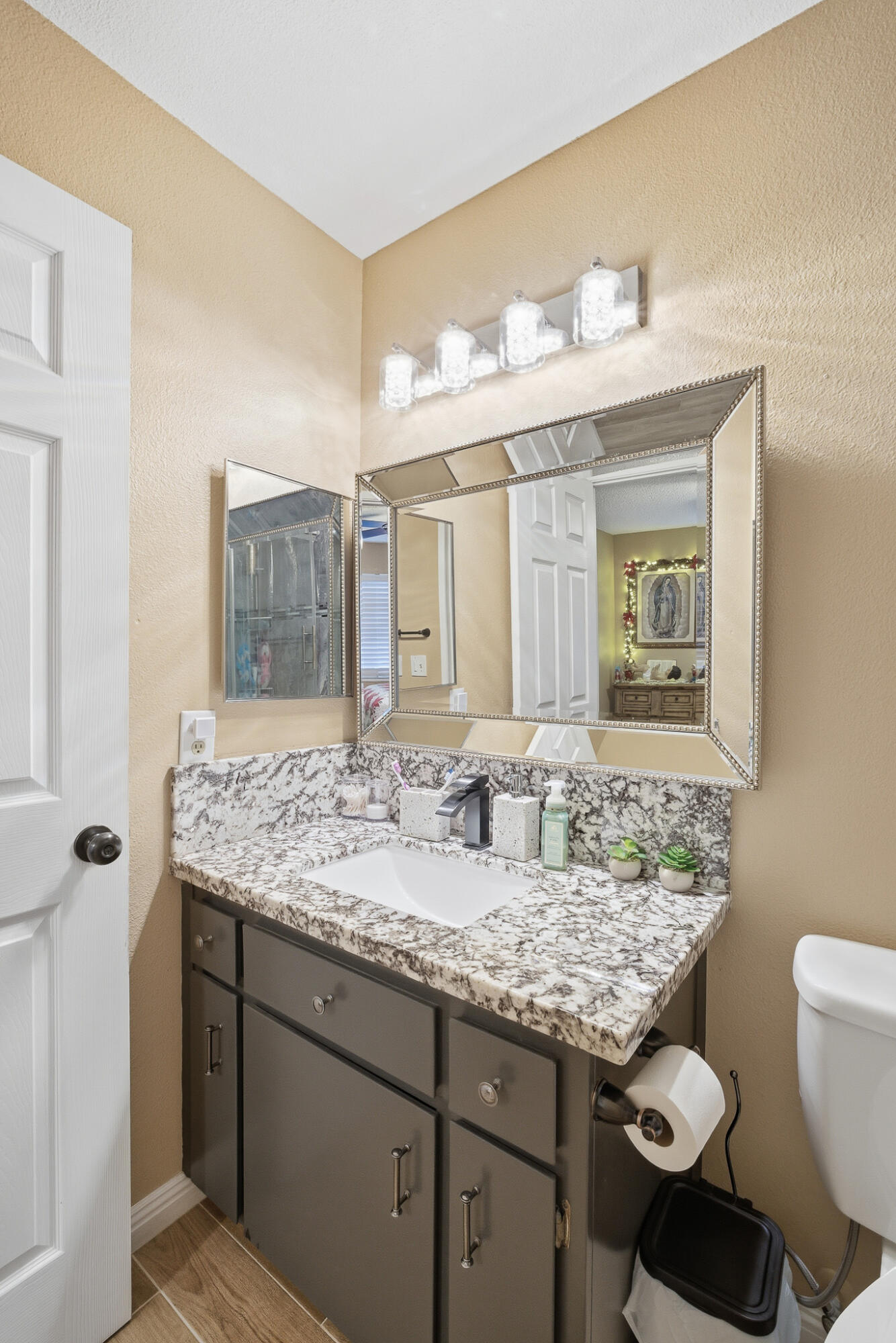 738 W Lark Ct, Visalia, CA 93291