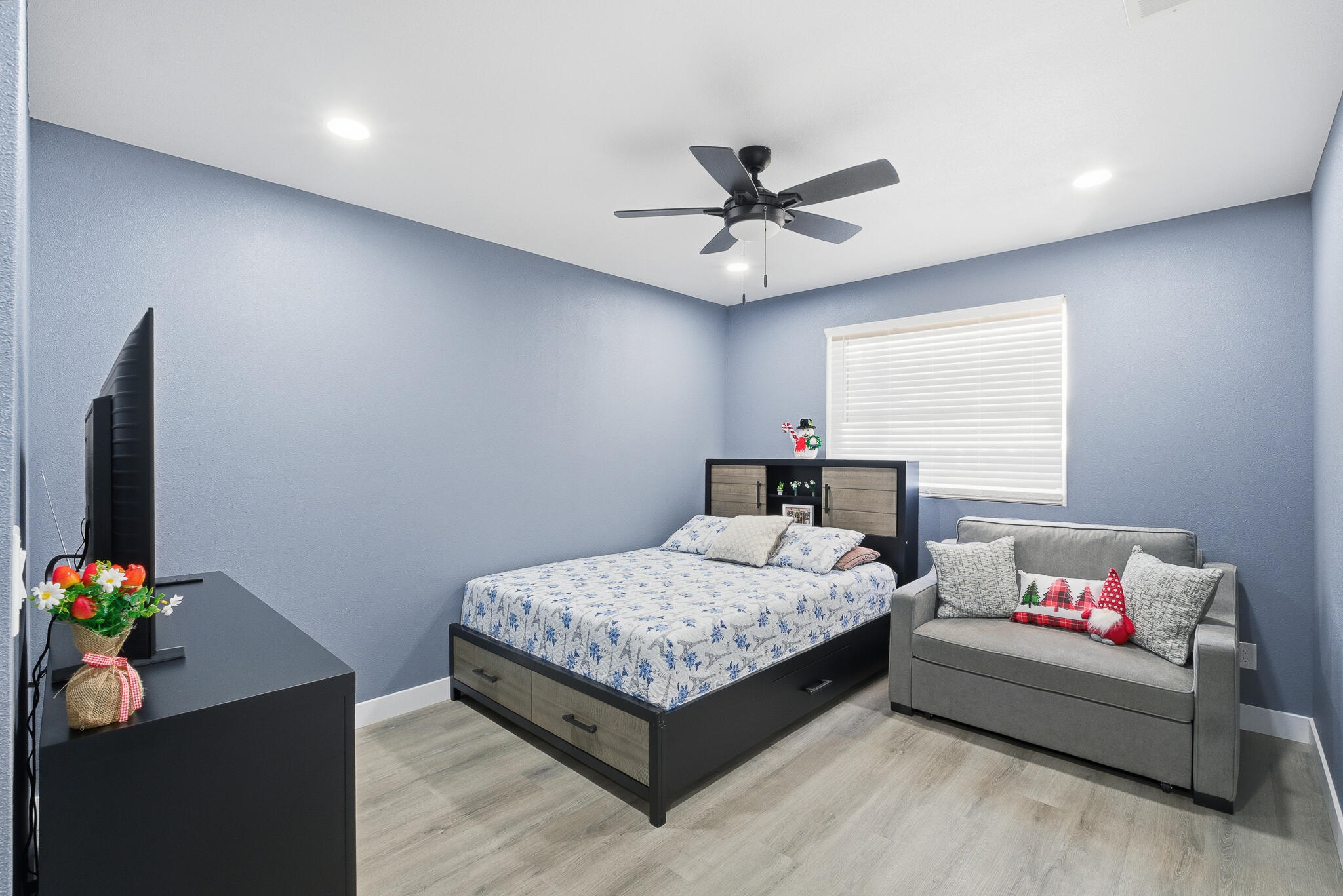 738 W Lark Ct, Visalia, CA 93291