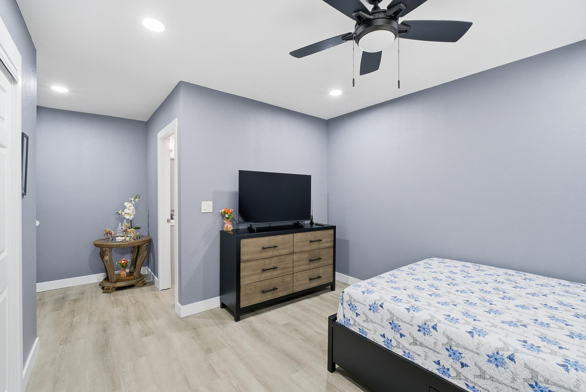 738 W Lark Ct, Visalia, CA 93291