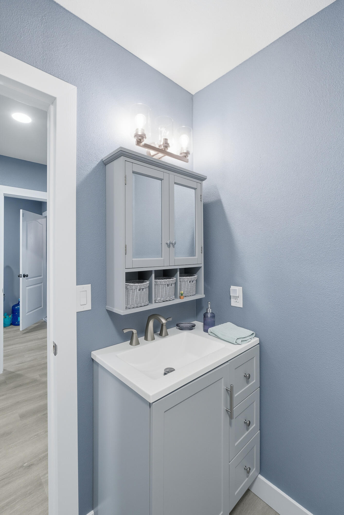 738 W Lark Ct, Visalia, CA 93291