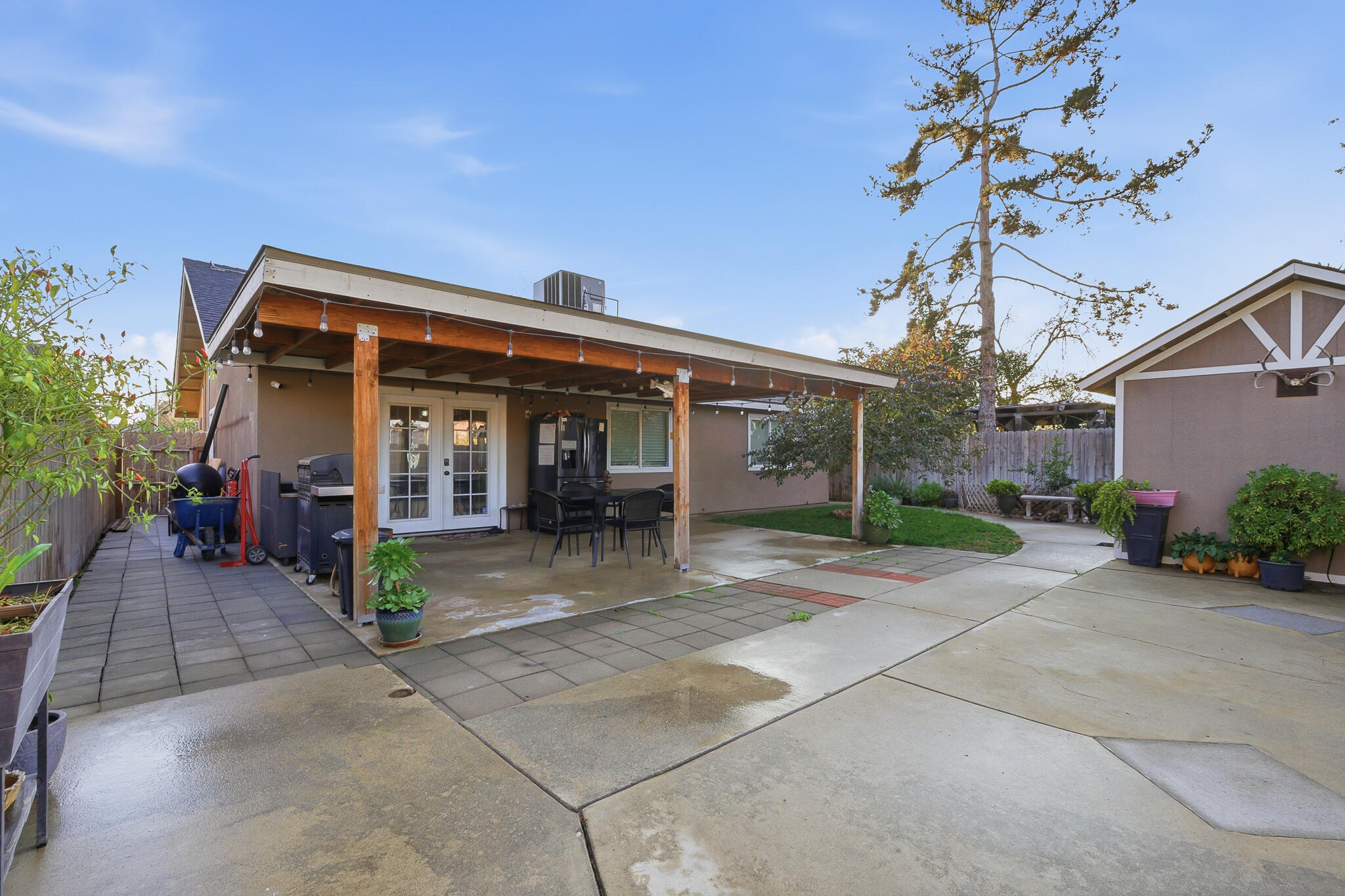 738 W Lark Ct, Visalia, CA 93291