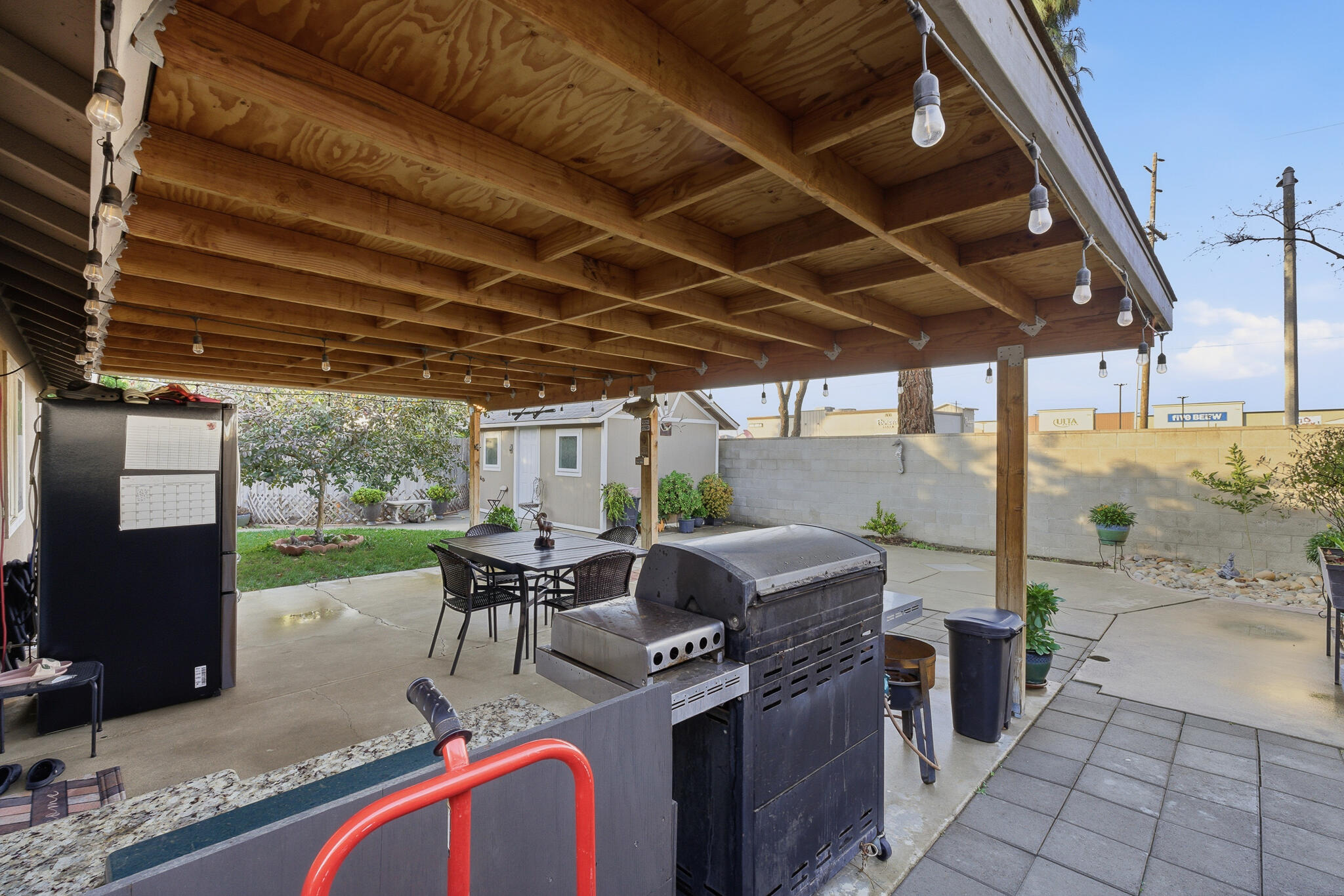 738 W Lark Ct, Visalia, CA 93291