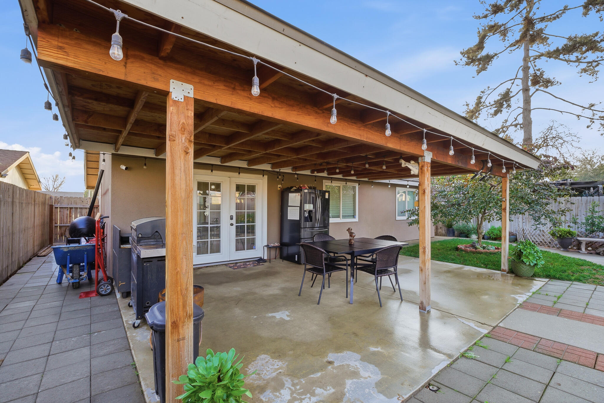 738 W Lark Ct, Visalia, CA 93291