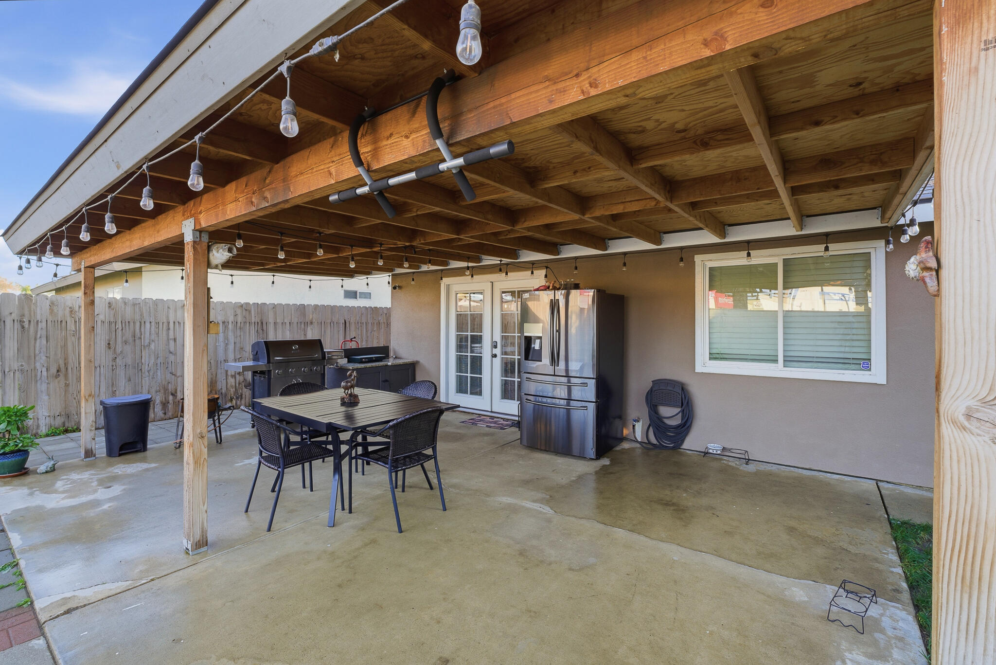 738 W Lark Ct, Visalia, CA 93291