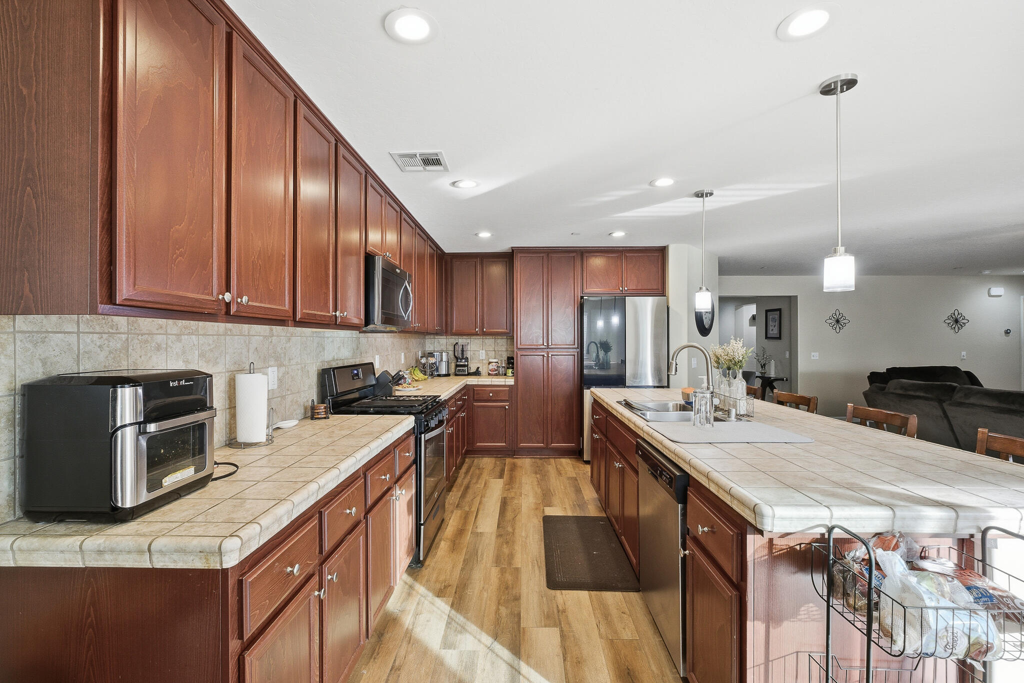 1537 N Irma St, Visalia, CA 93292