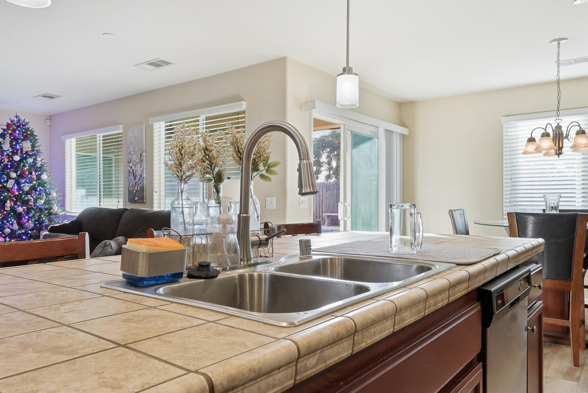 1537 N Irma St, Visalia, CA 93292